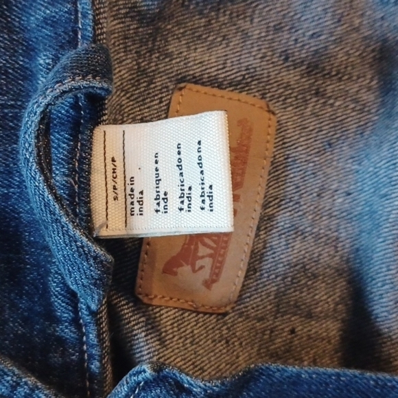 Levi's denim jacket. Size small. Great used condition .Sturdy! - Picture 4 of 11